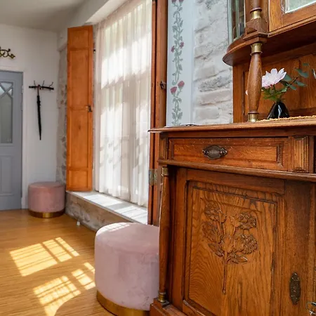 Apartman In A 700-years-old House *
