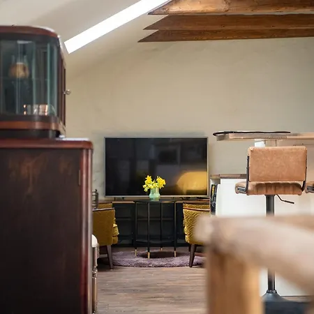 Apartman In A 700-years-old House *