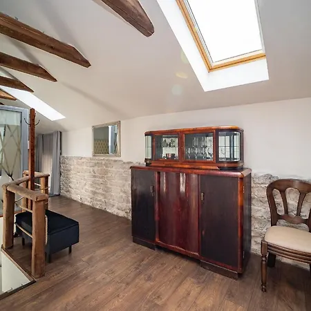 Apartman In A 700-years-old House *