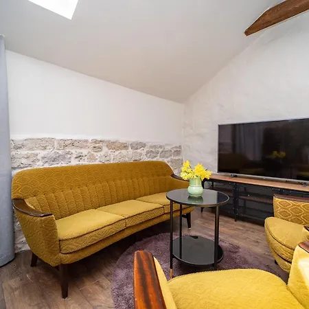 Apartman In A 700-years-old House *